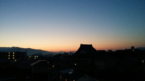 これは朝の6時10分ごろ,朝ランに出かける時の東の空です.お寺の屋根のシルエットがいいでしょ? 以前にも同じような写真をアップしてますが,今年はなかなかこんな空に出会えなかったので,ちょっと嬉しいです.