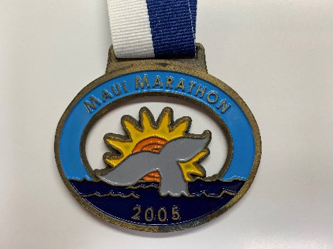 さて終活!?の一環として、これまでにゲットしたメダルを整理してみました。 これは2005年8月のマウイマラソン、私の記念すべき初フルマラソンでした。FBのプロフィールの写真も恥ずかしながらこの時のゴールシーンです。ランナーズ誌にも載ったんですよ。