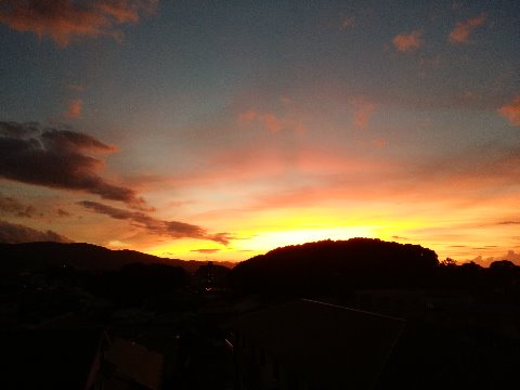 今朝はしっかり雲だらけの空でしたので、代わりに昨日の夕焼け空です。我が家の窓からの景色です。