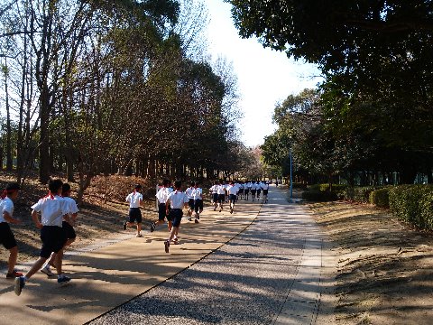 この写真では男子だけですが、共学です。