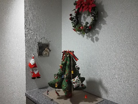 今の玄関のしつらえはクリスマスバージョンです.ぬいぐるみのツリーは30年くらい前に義妹が作ってくれて,サンタのマスコットは義母の作品,リースも知人の手作りです.というわけで,我が家の作品はありません・・・