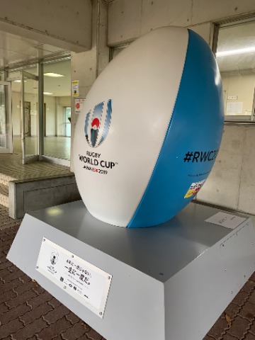 さて今さらの話題ですが、春日公園の球技場にはこんなモニュメントがあります。去年のラグビーワールドカップで、我が春日市はアイルランド・カナダ・フランス代表の公認チームキャンプ地だったんですよね。にわかファンとしてもちと鼻が高い歴史となりました。