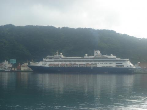 唯一,雨に降られた奄美大島,名瀬の港です.