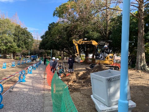周回路のある区間では、路面補修工事とドッグラン新設工事が同時進行中です。　県議の中牟田伸二氏の県政報告によると、スケートボード場も再整備するようです。