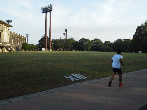 春日公園1300m地点です．この広場では昔，子供たちとフライング・ディスクとかでよく遊びました．
