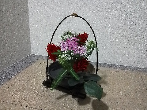 玄関のお花は先日の花材のリユース.一部がダメになっても花器と生け方を変えれば残りのお花はリユースできます.