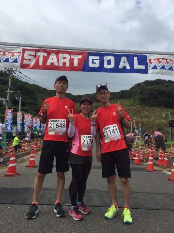この写真は、さがレッドのウェアでそろえた３人の雄姿？で、おーちゃんが両手に葉っぱ！でVサインしてます。　実は、前夜のお寿司屋さんで、お店の方から「親子で走られるんですか？」と声が掛かりました。実際の年齢では、パパと息子はたしかにちょうど親子くらいですが、ママは相当若いときの子でないとそうはならないのでちょっと不満そう？でした･･･