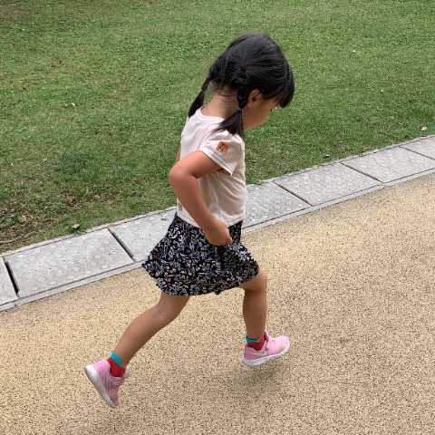 さてこの写真は、今日ではなくて3日前の日曜日。うちの園児さんが春日公園の周回路でラン・デビューしました。1周1.6kmをほぼ歩かずに完走。近頃はランをすっかりご無沙汰のじぃじよりも、よっぽどまともに走れそうです。
