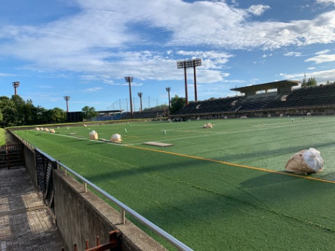 球技場の人工芝は、もう全面に張られていました。まだ仕上げはいろいろありそうです。