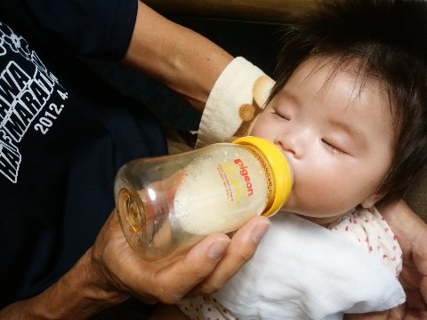 この子は、まあのどが渇いてというよりはこれが主食ですけどね。うちにいるときはほぼ私がミルク担当です。二ヶ月半になりました。