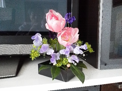 先日ご紹介した玄関のスイートピーやチューリップですが，チューリップの花の下が伸びてバランスが取れなくなったので，花器も変えて活けなおしリビングに再登場です．リユースですね．