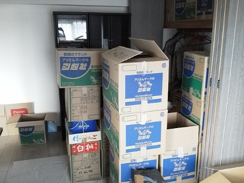 部屋の中はまだこんな状態です.