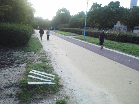 ここは春日公園700m地点です．このコースはごく緩やかな傾斜があるのですが，このあたりが最高点かな．