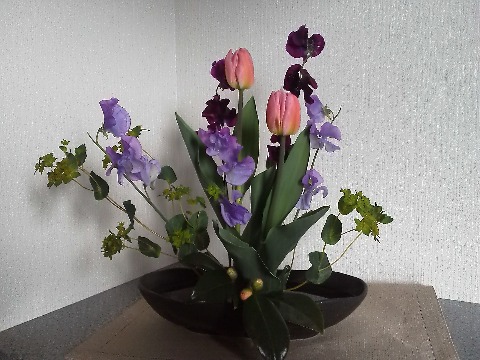 今回のお花は,春の花スイートピーを主に紫系のカラーでまとめてみました.とのことです.