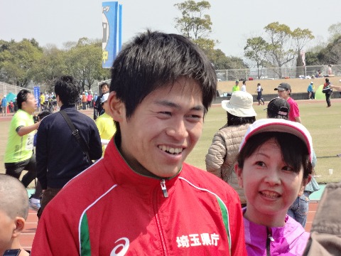 今日の主人公は，やっぱりこの公務員ランナーさんでしょう．スタート直後から独走で，最後は速すぎてまだ５kmがスタートしておらず，トラック内で整列したランナーがやっと空けた第１レーンを駆け抜けてゴールしました．