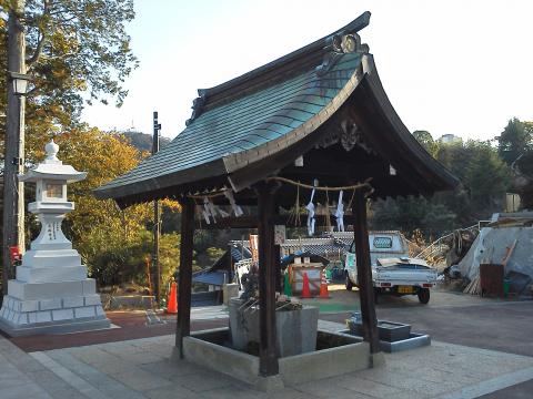 先日ご紹介したピカピカの再建仁保姫神社の境内で,この手水舎だけが,被爆建物の指定を受けていた旧神社の中で唯一焼けずに済んだものです.