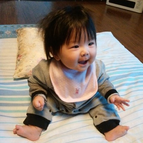 ところで、我がG-Bar保育園の園児さんですが、今日で7ヶ月となりました。ひとりでお座りできるようになったばかりで、その晴れ姿？です。日に日に成長する様子は、体力の衰えを感じる身にはうらやましい限りですね。