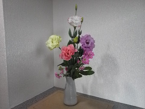 今のお花のメインはトルコキキョウです．これって原産地はアメリカのテキサスなんだそうです．でも日本で品種改良が進んで，今ではほとんどの品種が日本産とのこと．なんだか工業製品でもありそうな話ですね．