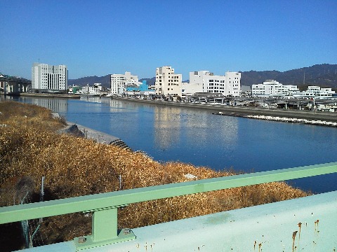途中の仁保橋からの風景です.マツダ本社地区のビル群,この景色を眺めるのももうあとどれくらいでしょうか・・・