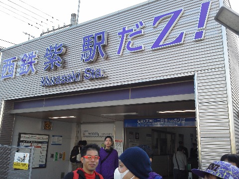 これがそのももクロ仕様の駅看板です.れにちゃん推しの皆さんは感激でしょうね.
