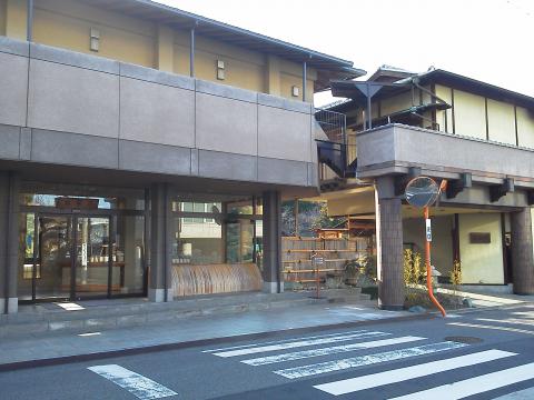 ここは黄金山の麓にある庭園レストラン「半べえ」です．でも近年は，あとからできた「半べえ温泉」のほうが有名かもしれません．