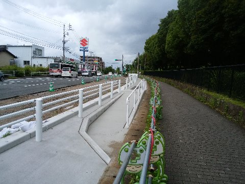 以前ご紹介した春日公園横の道路拡幅工事。だいぶ進んできました。1車線分の拡幅が済んで、歩道との境のガードレール、そして新しいバス停のスペースもできてきました。