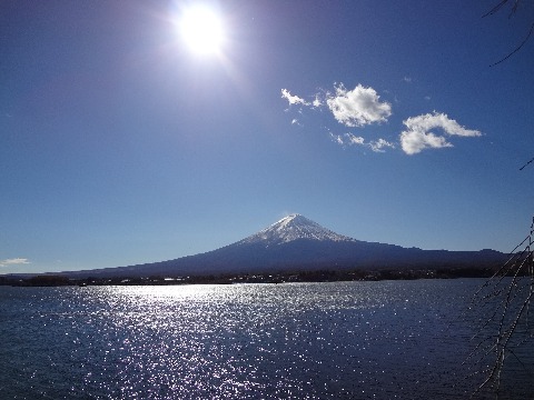 この日の宿は川口湖畔.快晴の空の下,河口湖越しの富士山は最高でした.