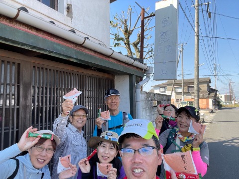 この写真、後ろの看板に「千鳥饅頭本家」とあるように、ここが千鳥饅頭の創業地なのだそうです。 師匠はわざわざ丸ボーロとチロリアンを全員分準備されていて、みんなで美味しくいただきました。 ごちそうさまでした。