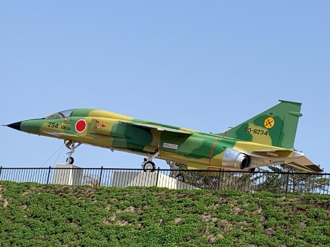 何度かご紹介している航空自衛隊の戦闘機。お化粧直しが無事に済んできれいな色がよみがえりました。　ちょっとプラモデルみたいに見えるのは私だけ？