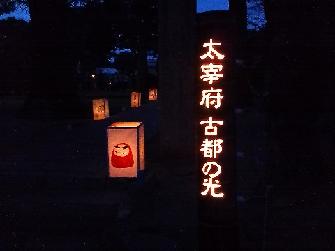 竹の透かし彫りや,紙のオブジェなど多彩な灯りを楽しませてもらいました.