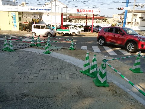 さて先日ご紹介した春日市役所入口交差点の拡幅工事ですが、車線を追加するところだけでなく、あちこちに影響するんですね。歩道もだいぶ削られました。