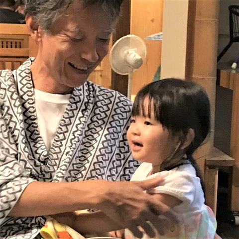 これは、先日の「２歳４ヶ月･･･」の時に、園内セレクションで惜しくも次点となった作品です。（大袈裟！）　ちょっと未練があるので、これも投稿しちゃいます。日頃のイヤイヤ・バトルはどこへやら、なんだか良い雰囲気が出てるでしょ？