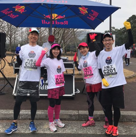 この写真は、レッドブルの人にブースの前で写してもらいました。今回のウェアを、去年3333段の階段を登ったRed Bull 白龍走のTシャツで揃えていたので、先方さんから声を掛けてもらったんですよ。