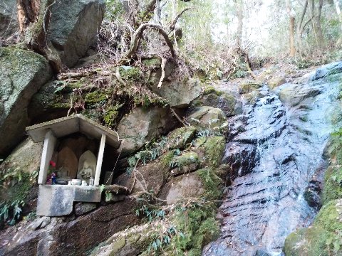 この写真が第1番札所の石仏で如意輪観音です。他の石仏も六観音と三宝観音でした。　にわか勉強によると、六観音は六道輪廻（ろくどうりんね、あらゆる生命は6種の世界に生まれ変わる）の思想に基づき、六種の観音が六道に迷う衆生を救うという考えから生まれたもので、　地獄道 - 聖（しょう）観音、　餓鬼道 - 千手（せんじゅ）観音、　畜生道 - 馬頭観音、　修羅道 - 十一面観音、　人道 - 准胝（じゅんでい）観音、または不空羂索（ふくうけんさく）観音　天道 - 如意輪観音　という組み合わせになっているそうですよ。