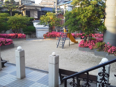 マンション敷地内のこの小さな公園が,その女子会会場です.