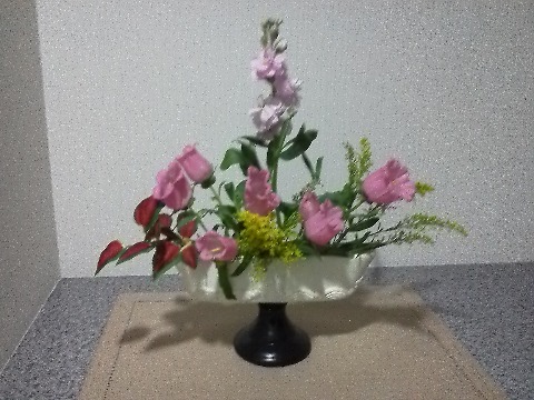 玄関のお花は，春らしい彩りです．