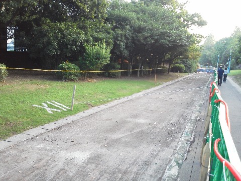 ここは春日公園1200m地点です．このあたりは工事中で，実は今はこのマークは資材の陰で見えません．この写真はまだ工事が始まったばかりの頃のものです．