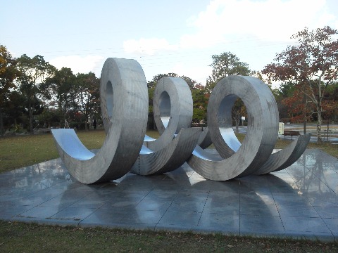 今日のコースは久々に白水（これで「しろうず」と読みます）大池公園へ．これまで気付かなかったモニュメントがありました．大きさが分かりづらいですが，人の背丈くらいの高さがあります．親子３人の姿を現しているのだそうです．