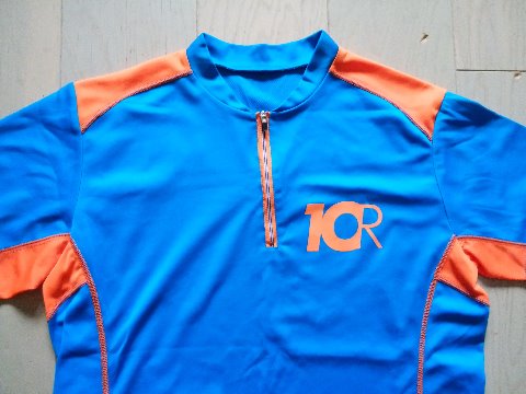 2012年のオクトーバーランTシャツです。ハーフジップになって、温度調節がしやすくなりました。この年のフルは、第1回熊本城と第2回神戸。えびすだいこく100kmを3人で走ったのもこの年です。