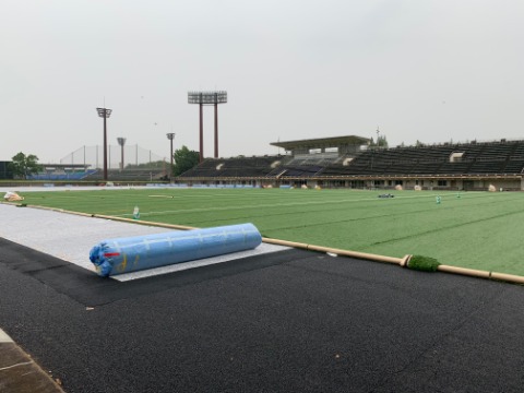 球技場の人工芝張替え工事は、ようやく新しい芝の張込みが始まりました。