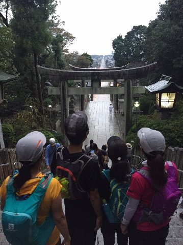 ほんとはこの真っ正面に太陽が沈むはずだったのですが･･･　雰囲気だけは分かりますかね？　背中の４人＋撮影者のSちゃんが今回のメンバーです。