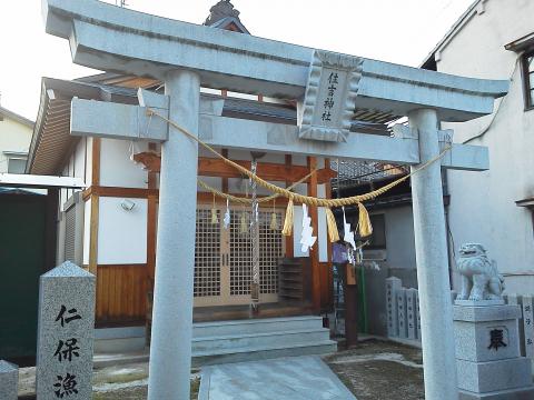 今日の写真は，黄金山周回コース上の神社シリーズの続きです．この神社，都市高速の仁保インター建設に伴って新築で移転したので，小さいですがまだ真新しい姿です．