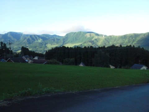 この延々と連なる壁のような外輪山の眺めが好きです．