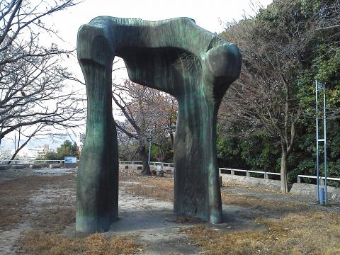 比治山の現代美術館の周りには,屋外展示がたくさんあります.これはその中のひとつ,ヘンリー・ムーア作の「アーチ」です.人物を入れなかったので大きさが分かりにくいかな? 高さは3m以上あります.
