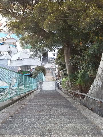 先日予告しました,黄金山周辺の神社巡りです.ここは竃(かまど)神社.ご覧の通り,仁保姫神社に引けを取らないくらいの高い階段です.