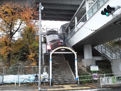 お隣の博多駅とは規模が二桁くらい違いそうな可愛らしい駅でした.頭上を通るのは,JR九州の九州新幹線の本線です.