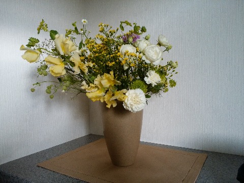 そして，帰りに持たせてくれたそのお花をこんな風に活けてみました．もちろん私じゃなくてかみさんです．