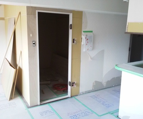 リフォーム進行中の新居をのぞいてきました．工期のちょうど中ほどで，あっちもこ　っちも工事中！　なかなかすごい状況でした．