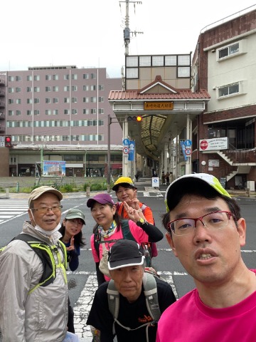 今日のメンバーです。後方のアーケード、「長崎街道大村宿」の表示がみえますでしょうか?