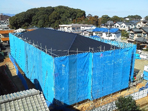 うちのマンションの隣のサツマイモ畑．以前に遺跡の発掘作業をご紹介しましたが，それも済んでアパートの建設が始まりました．既に外郭は完成していて，５月中旬の入居へ向けて作業中のようです．